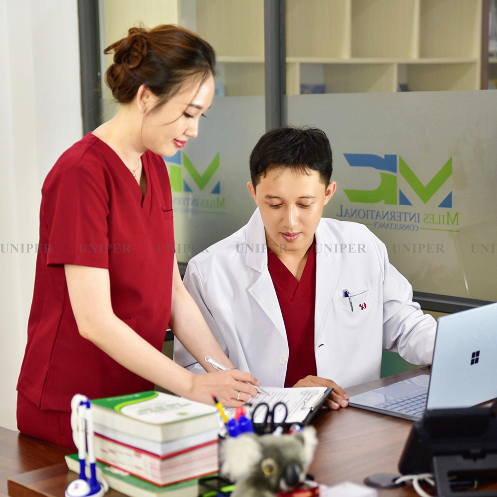 Trang phục Scrubs cao cấp màu Đỏ đô (Crimson) cho Nam giới tại Beta Medical